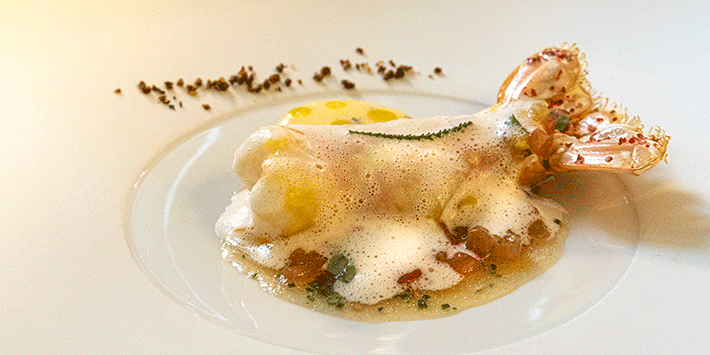 Langoustines „Royales“ mit Sauce Vierge, marinierter Ochsenherz-Tomate, Kampot-Pfeffer-Nage und Hollandaise von ligurischen Oliven