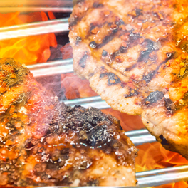 Schweinesteak auf dem Grill (Schwenker)
