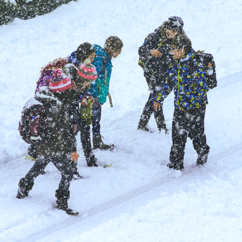 Kinder spielen im Schnee