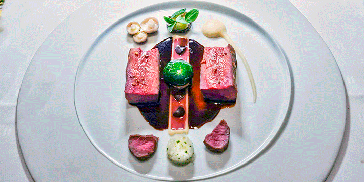 Hunsrücker Rehrücken mit Topinambur, schwarzer Aragón-Olive und Zitronenmyrte-Jus