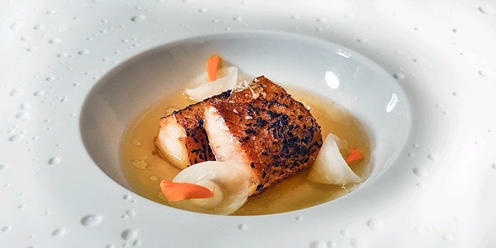 Gebratener Kohlenfisch mit Kohlrabi, Kokos und Thymian-Aufguss