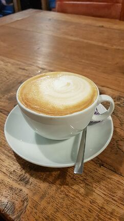 Eine Tassee Kaffe mit Schaum