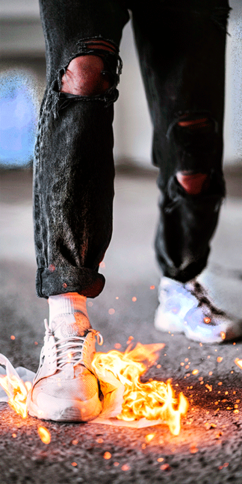 Einen Brand austreten (Foto:  Jean-Daniel Francoeur, Pexels)