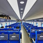 Passagierbereich der 2. Klasse im Tōkaidō-/San’yō-/Kyūshū-Shinkansen (Baureihe N700), CC BY-SA-3.0, Tennen Gas