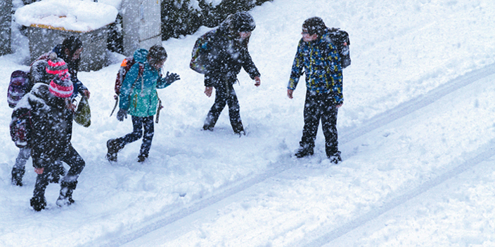 Kinder spielen im Schnee