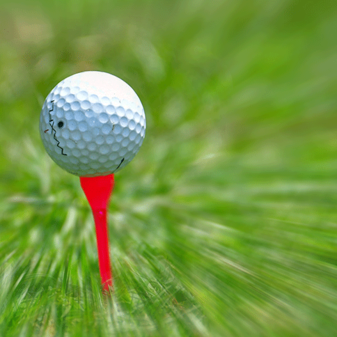 Golfball auf Tee