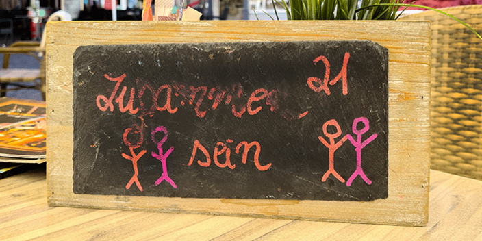 Schiefertafel auf einem Tisch
