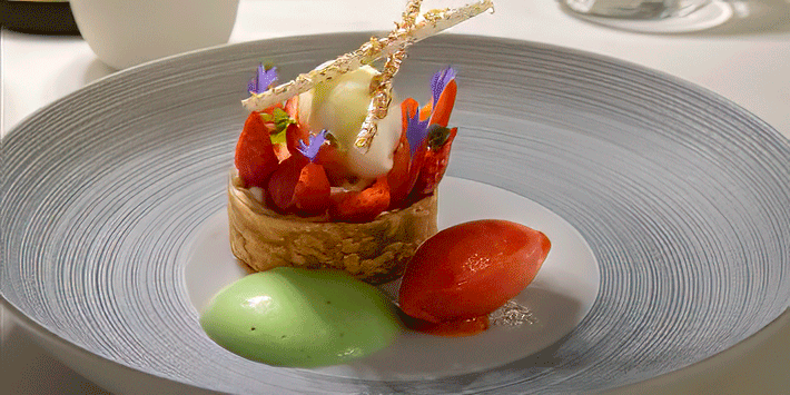 Marinierte Mara de Bois-Erdbeeren und Fromage Frais „ Chèvre“  mit Sabayone von Basilikum und altem Marsala „Superiore Riserva“