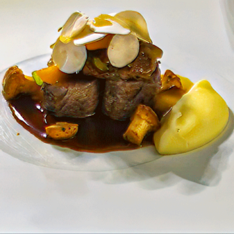 Rehrücken aus der Eifler Jagd mit Foie Gras und gesalzenen Aprikosen,  Lardo, Pistazie und reduzierter Wild-Sauce mit Argan-Öl und Wacholder