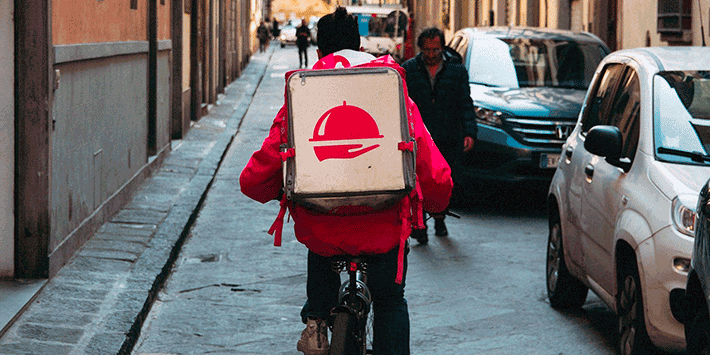 Ein Radfahrer liefert  eine Mahlzeit aus (Foto: Kai Pilger, pixabay)